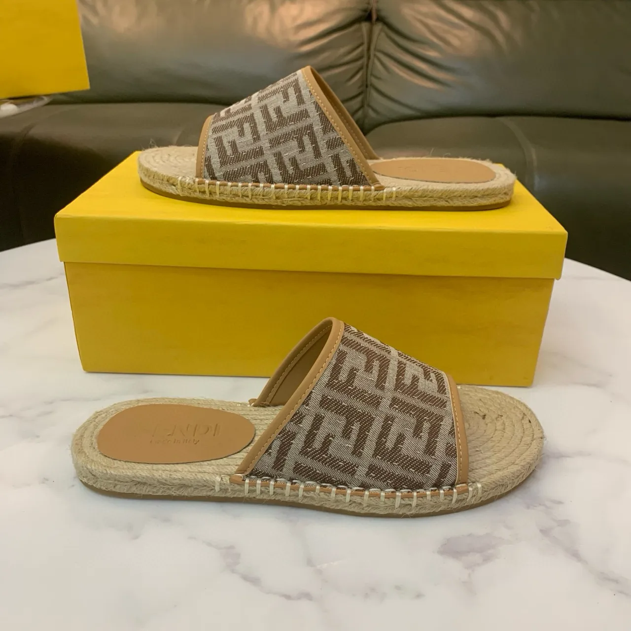 Fendi बेज ब्राउन मोनोग्रामित फैब्रिक स्ट्रैप बुनी हुई जूट सोल स्लिपर्स 8