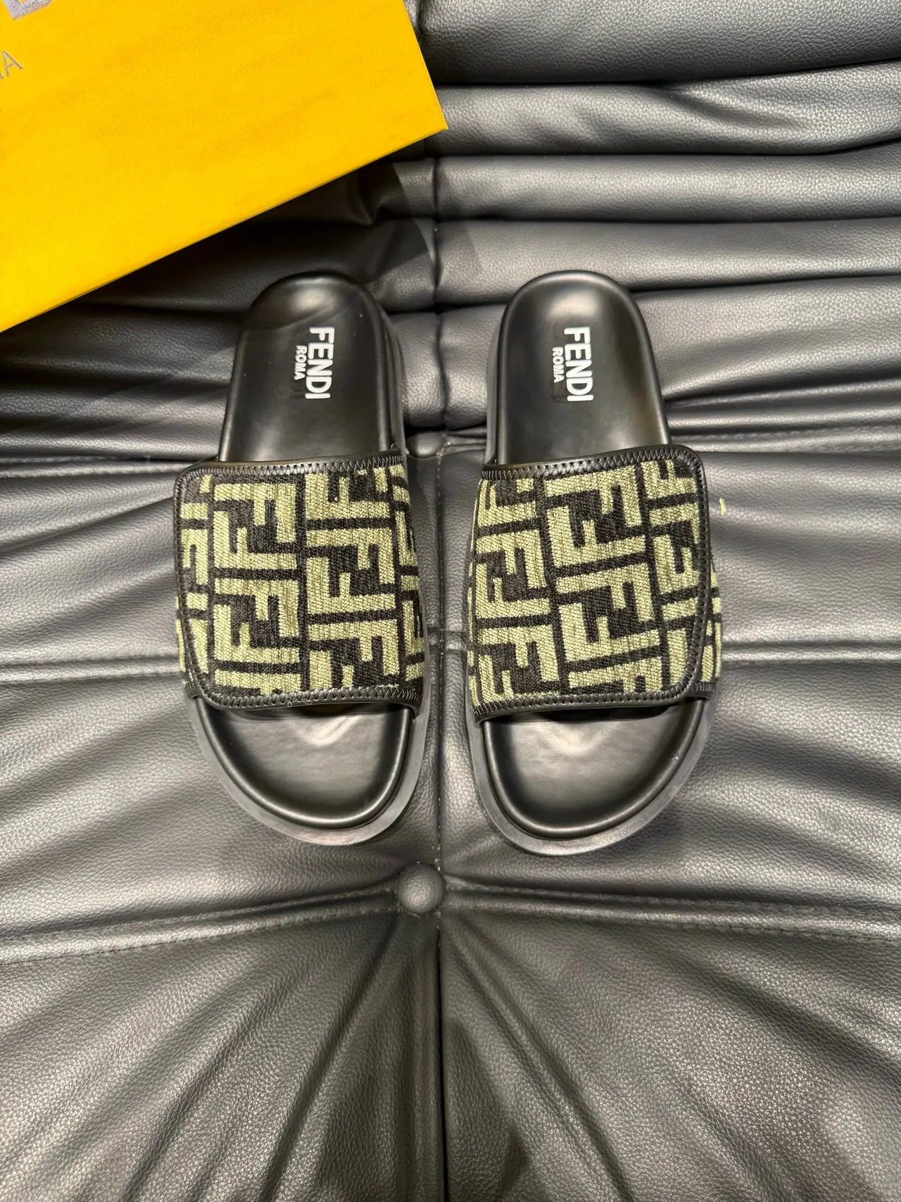 Fendi FF Slide কালো এবং অলিভ গ্রিন Monogram স্লিপার্স 2