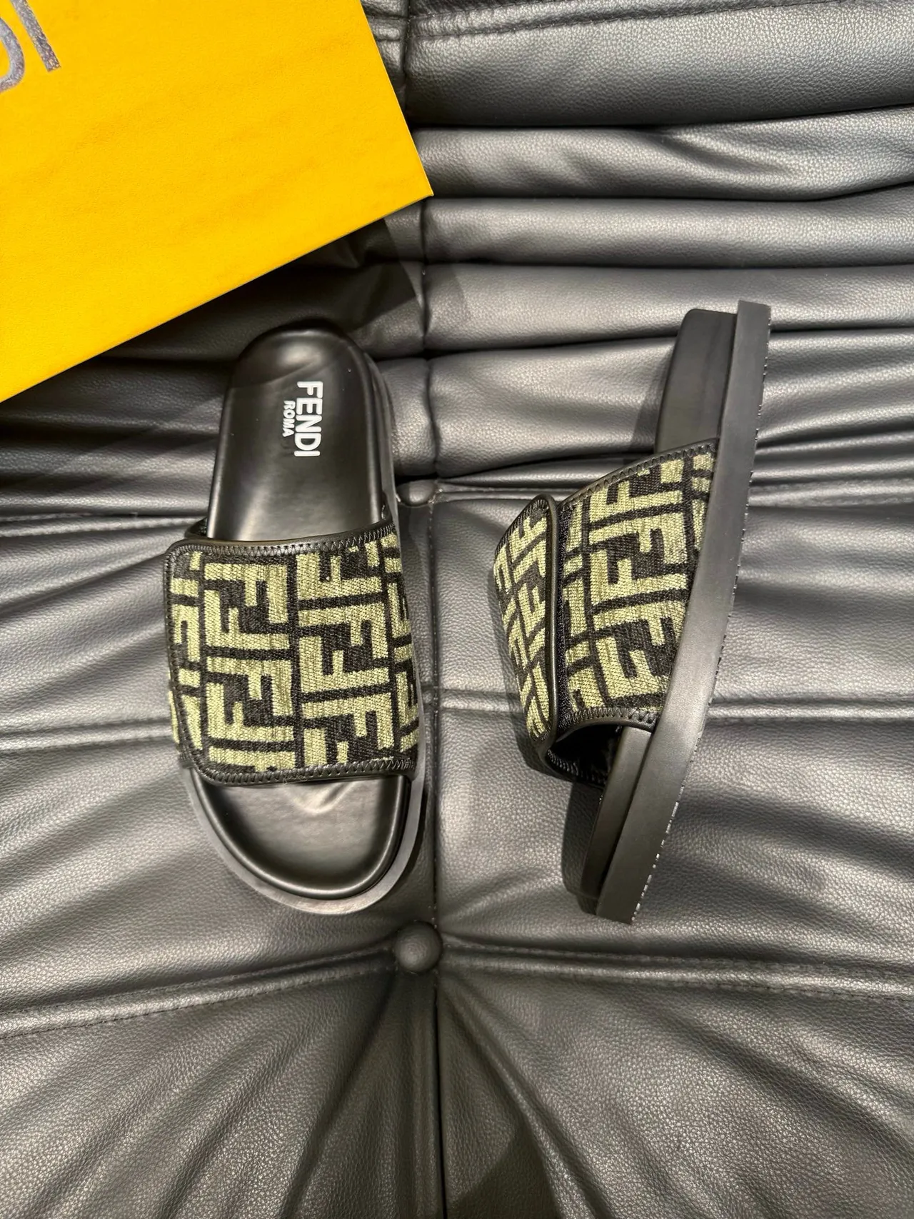 Fendi FF Slide কালো এবং অলিভ গ্রিন Monogram স্লিপার্স 3