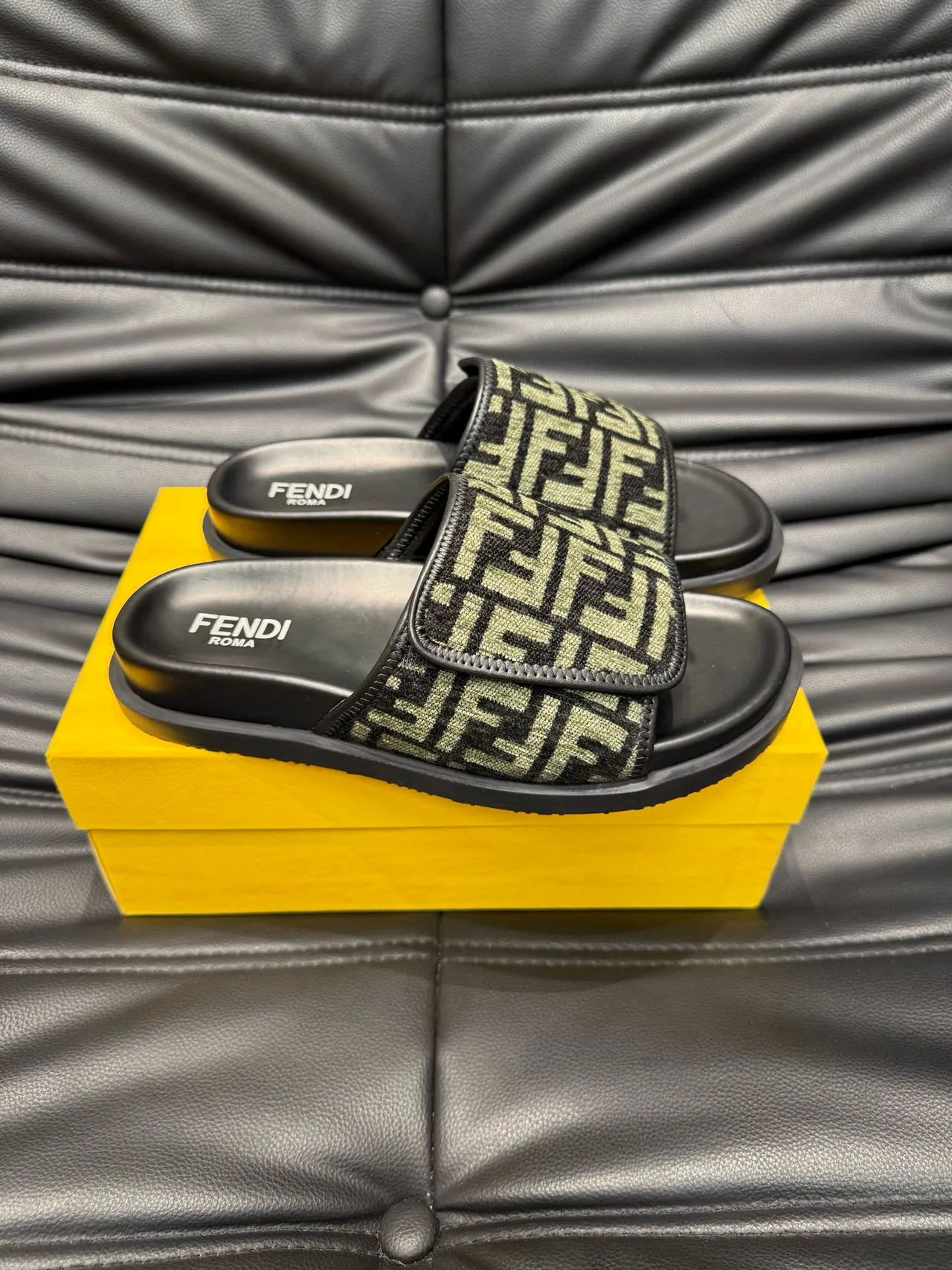 Fendi FF Slide কালো এবং অলিভ গ্রিন Monogram স্লিপার্স 4