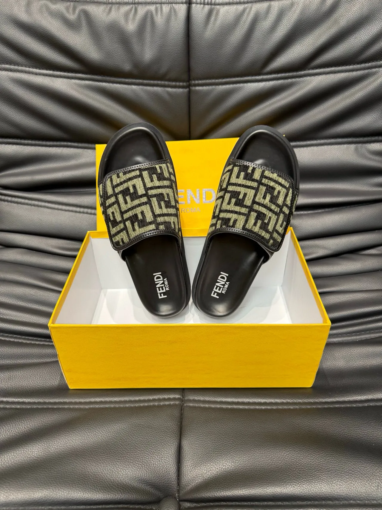 Fendi FF Slide কালো এবং অলিভ গ্রিন Monogram স্লিপার্স 5