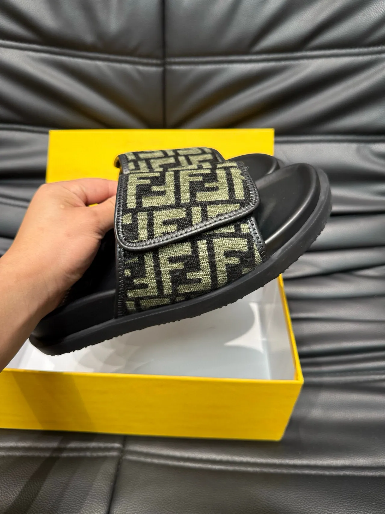 Fendi FF Slide কালো এবং অলিভ গ্রিন Monogram স্লিপার্স 6