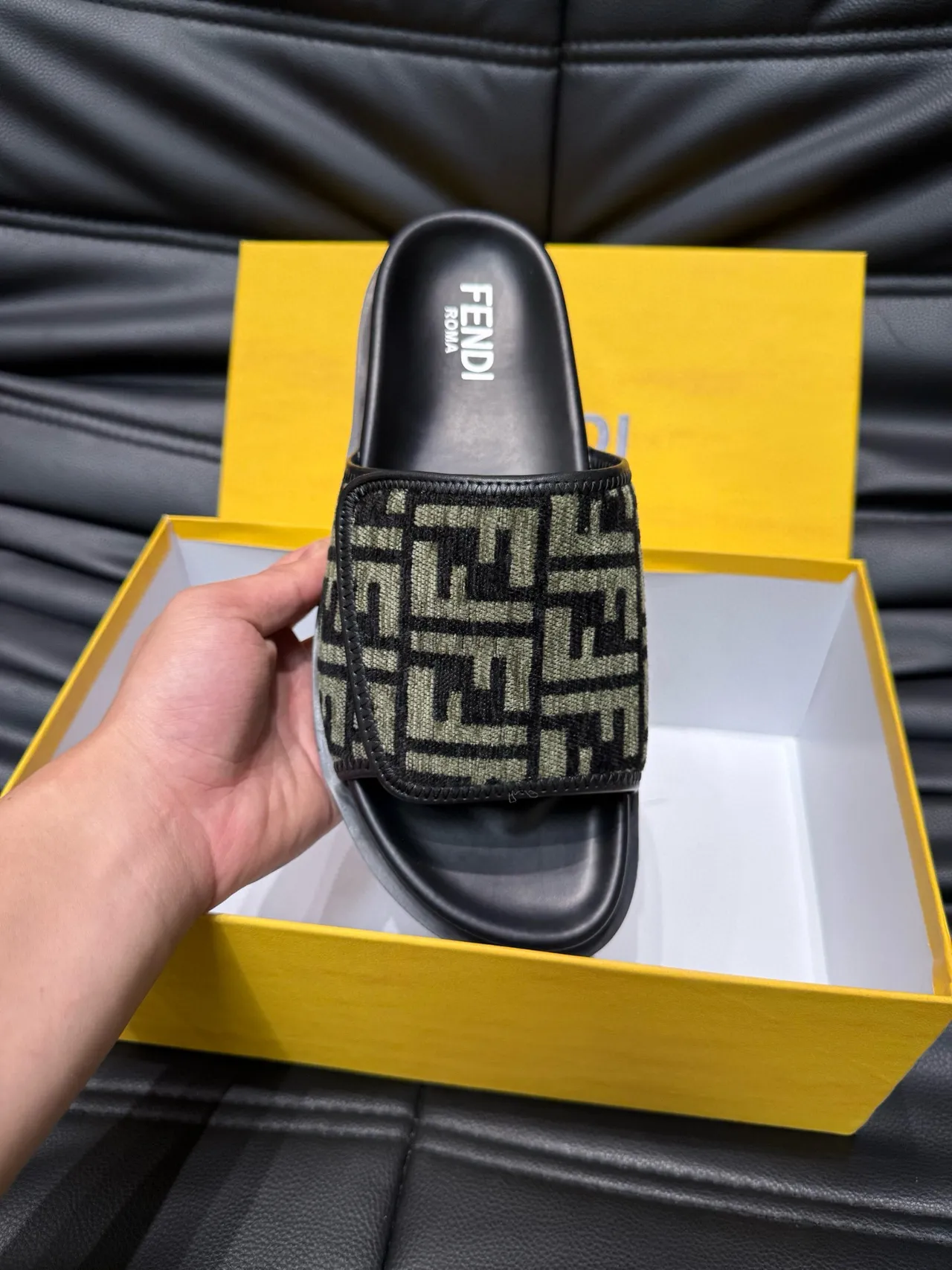 Fendi FF Slide কালো এবং অলিভ গ্রিন Monogram স্লিপার্স 7