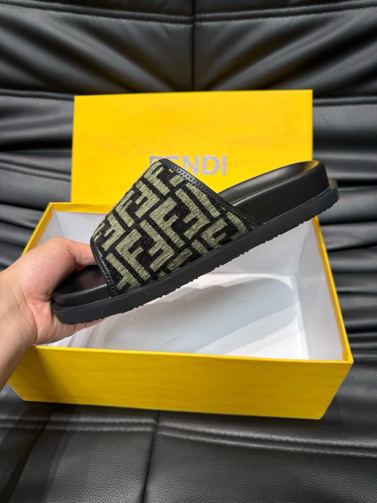 Fendi FF Slide কালো এবং অলিভ গ্রিন Monogram স্লিপার্স 8