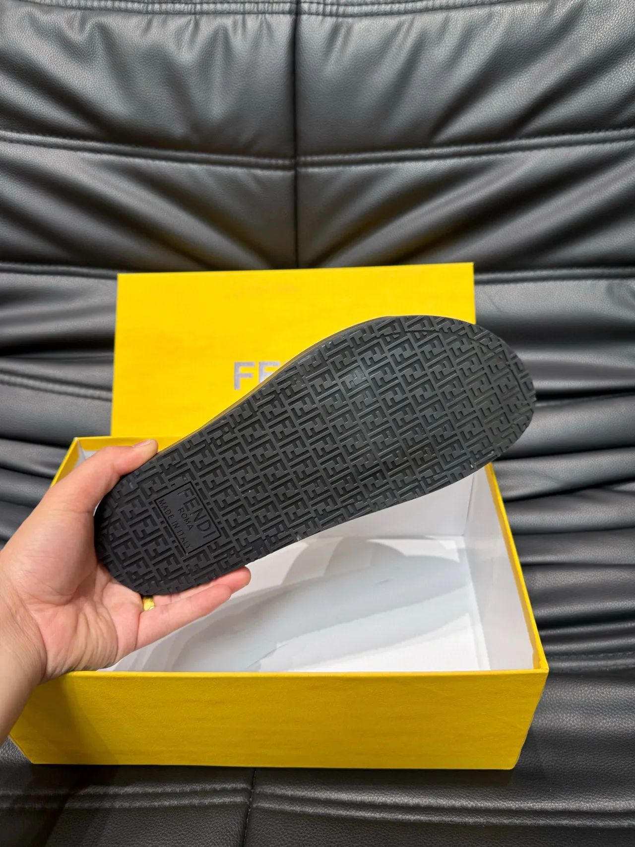 Fendi FF Slide কালো এবং অলিভ গ্রিন Monogram স্লিপার্স 9