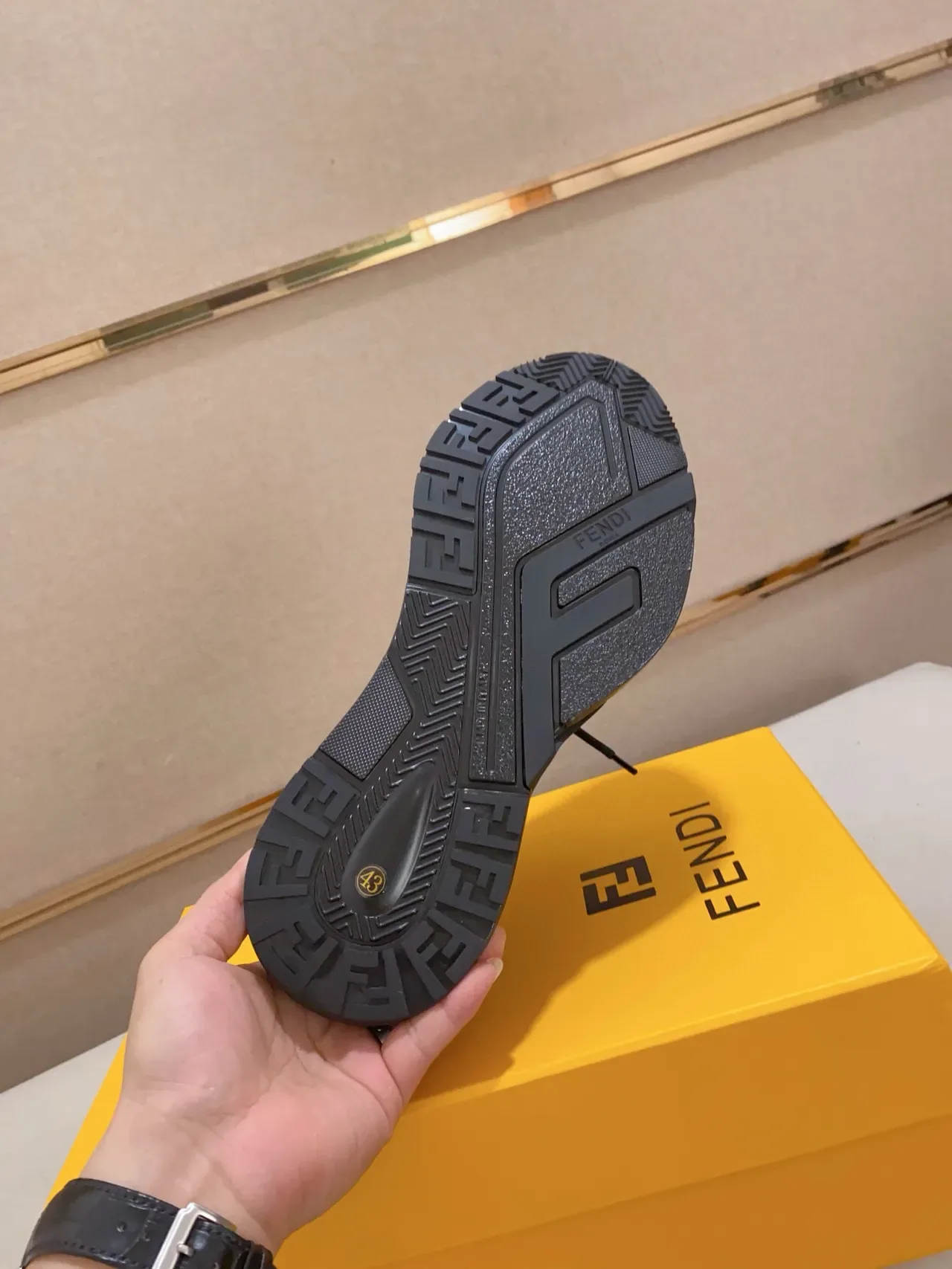 Fendi First Runner Tênis Chunky Pretas e Amarelas Perfuradas Com Tira Superposta 2