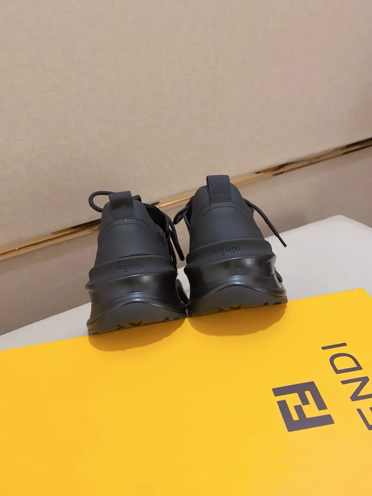 Fendi First Runner Tênis Chunky Pretas e Amarelas Perfuradas Com Tira Superposta 3