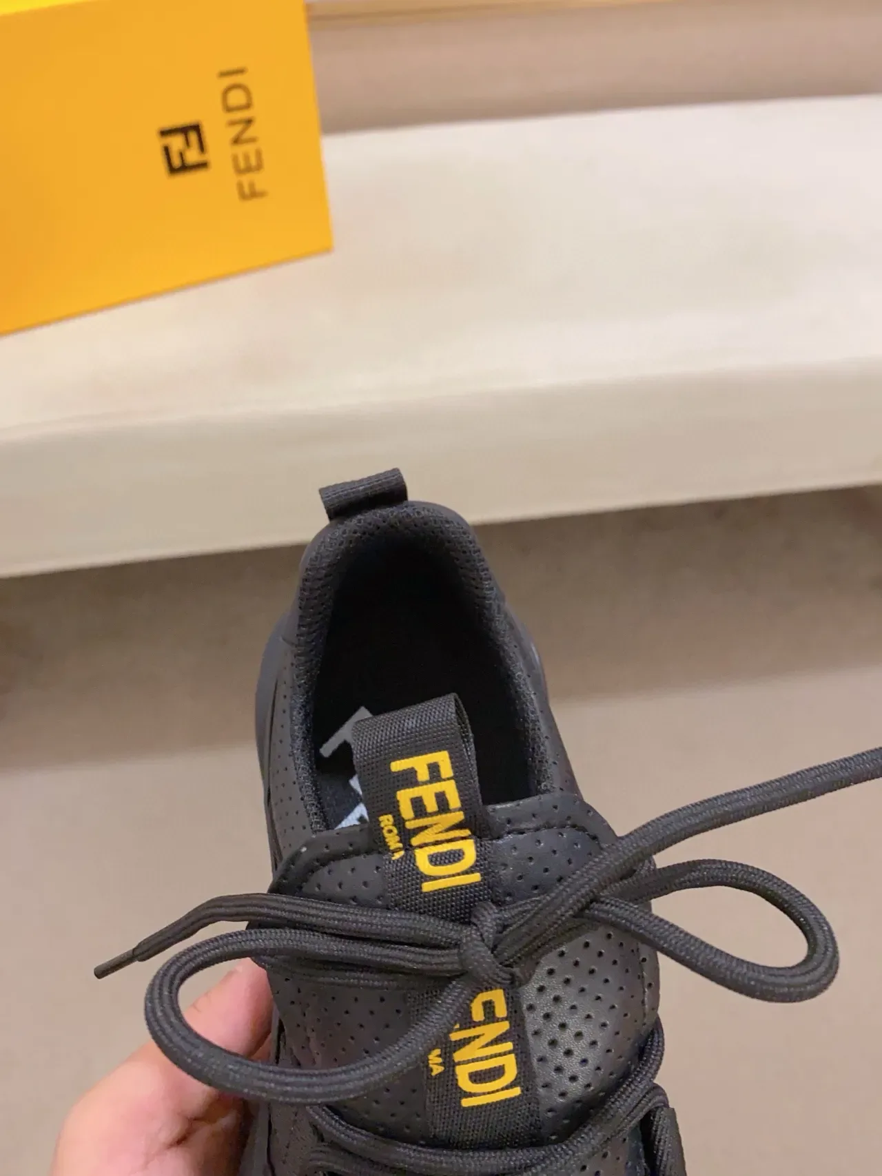 Fendi First Runner Tênis Chunky Pretas e Amarelas Perfuradas Com Tira Superposta 4