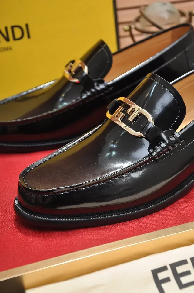 Fendi Horsebit Buckle Loafer Negro Oro Cuero Patent Brillante 2