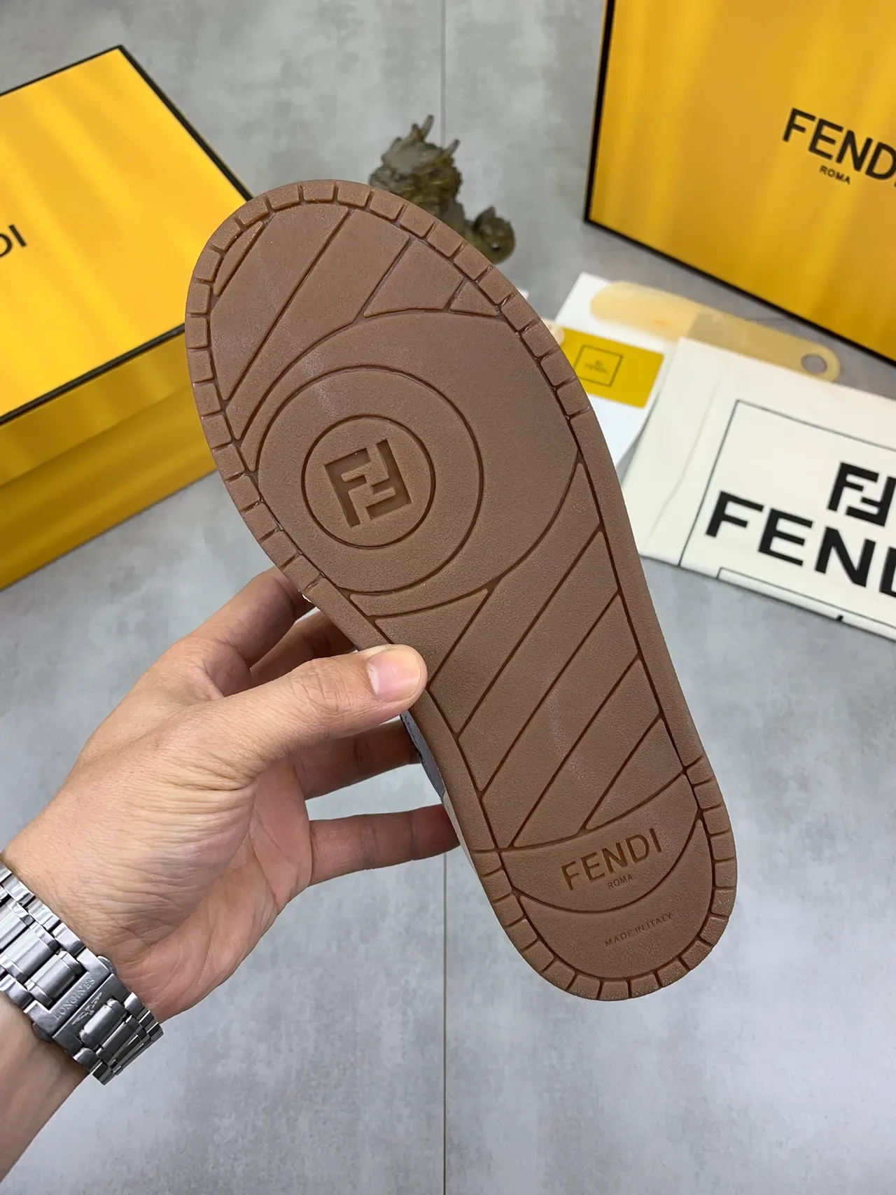 Fendi 生活方式球鞋 白海军火焰叠层设计 多面板皮革麂皮构造 2