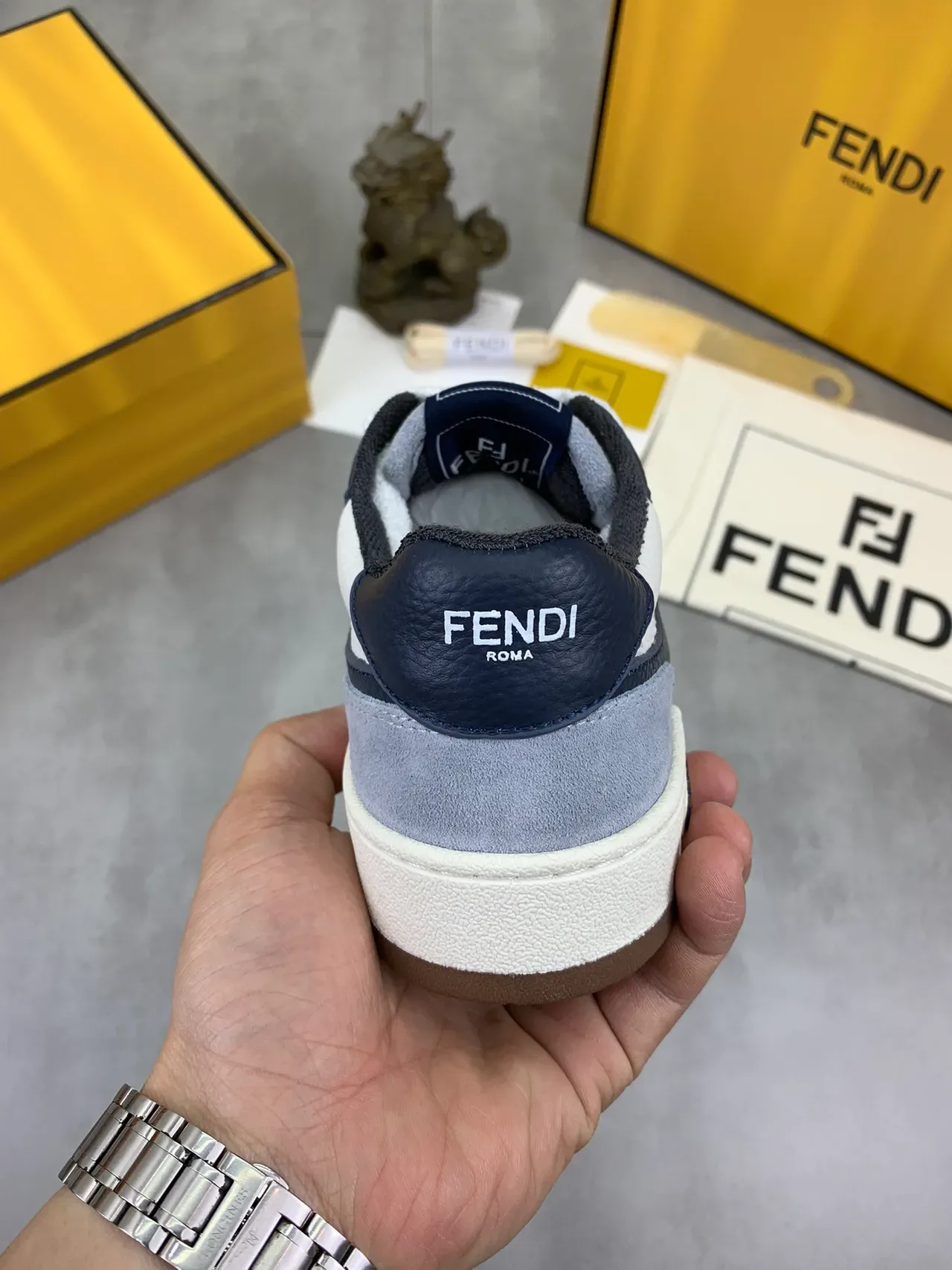 Fendi 生活方式球鞋 白海军火焰叠层设计 多面板皮革麂皮构造 3