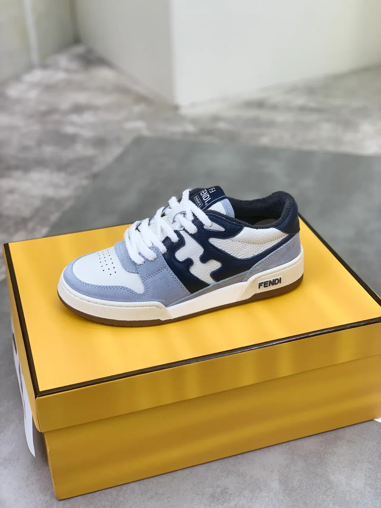 Fendi 生活方式球鞋 白海军火焰叠层设计 多面板皮革麂皮构造 4