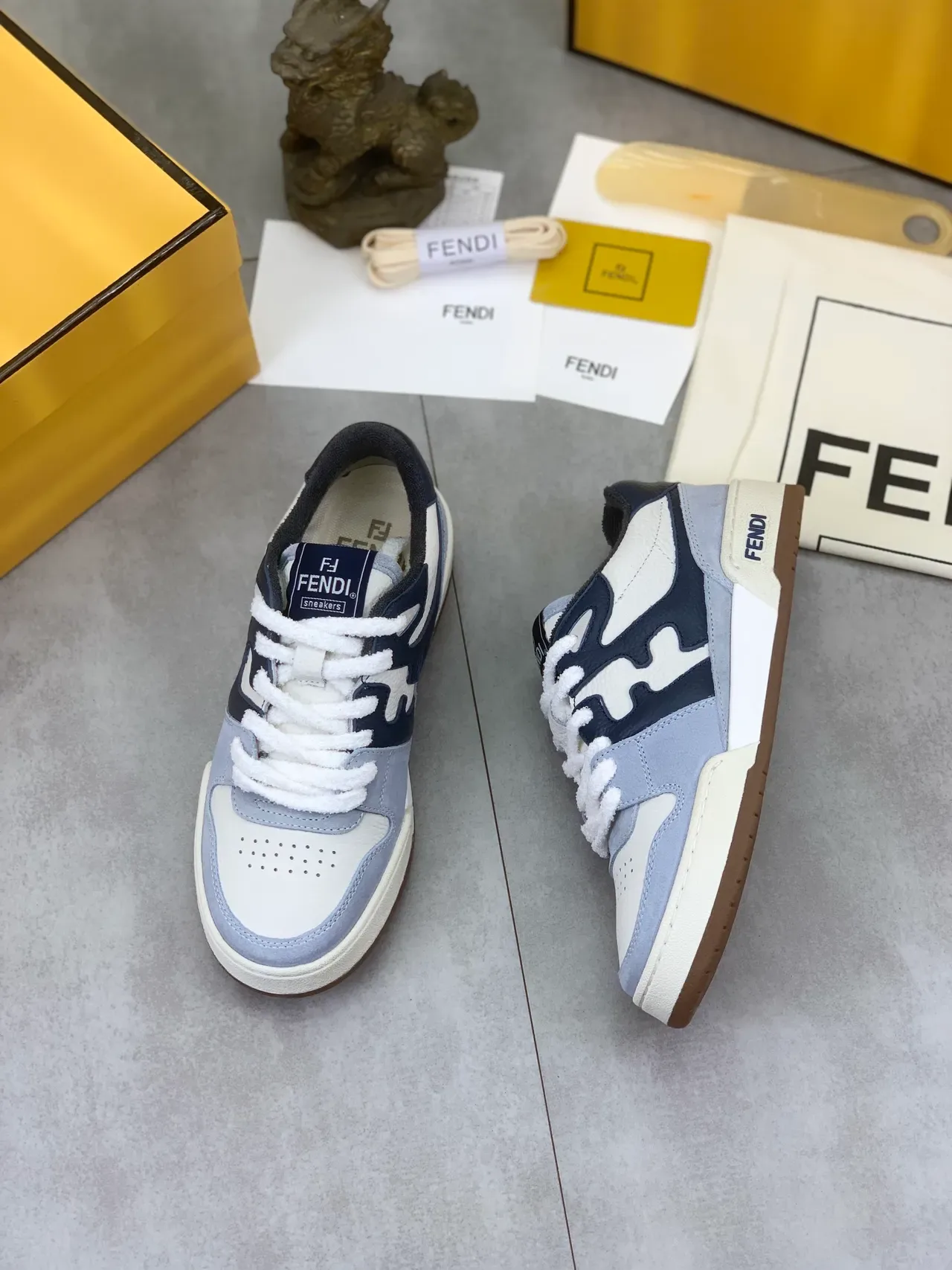 Fendi 生活方式球鞋 白海军火焰叠层设计 多面板皮革麂皮构造 5