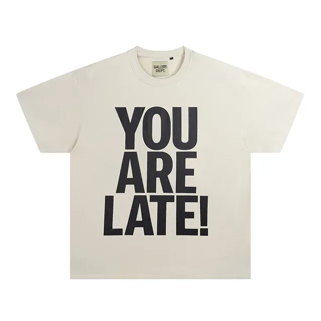Gallery Dept You Are Late! ऑफ-व्हाइट ग्राफिक टी-शर्ट 2