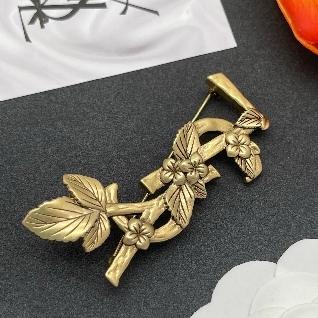 Broche ancienne en laiton à branche florale 6