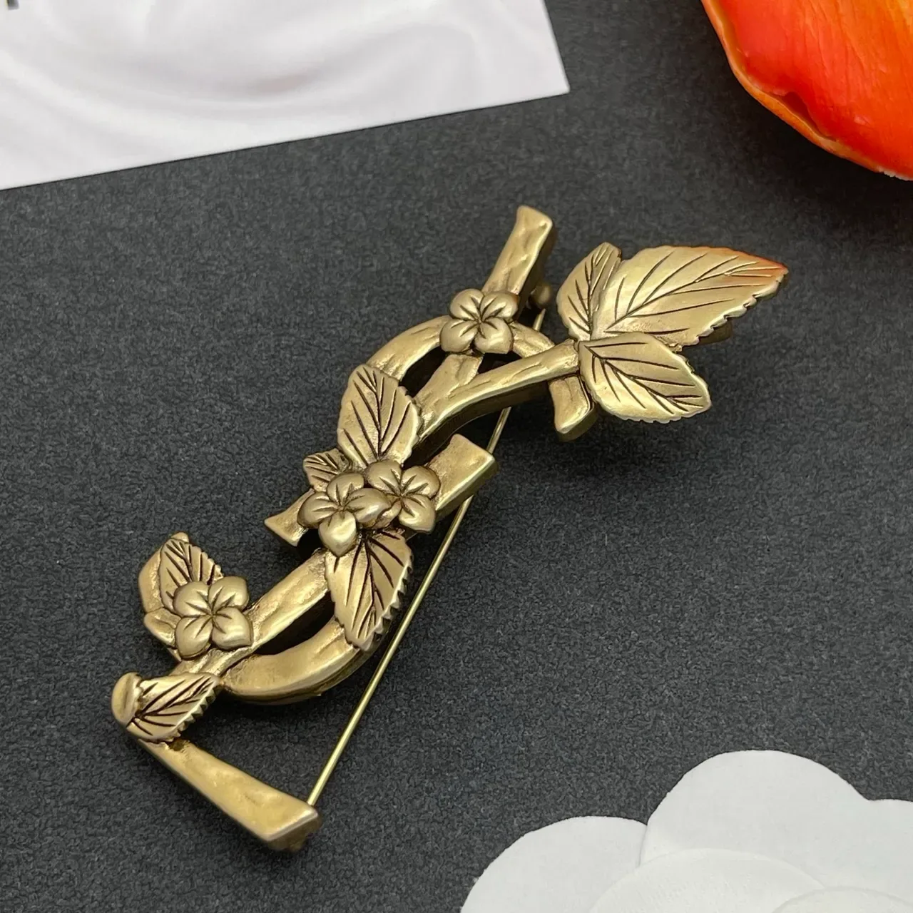 Broche ancienne en laiton à branche florale 7