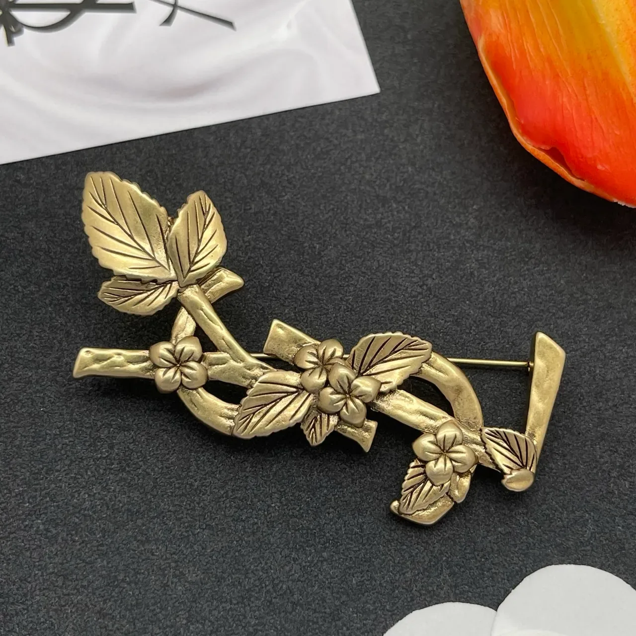 Broche ancienne en laiton à branche florale 8
