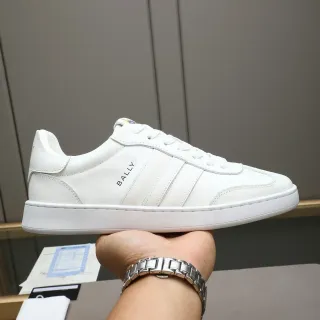 BALLY Sneakers Minimalistes Style Court en Cuir Blanc Lifestyle