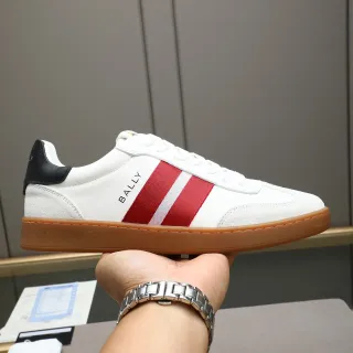 BALLY Sneakers Lifestyle Blancs et Rouges Low-Top avec Partie Supérieure en Daim et Cuir