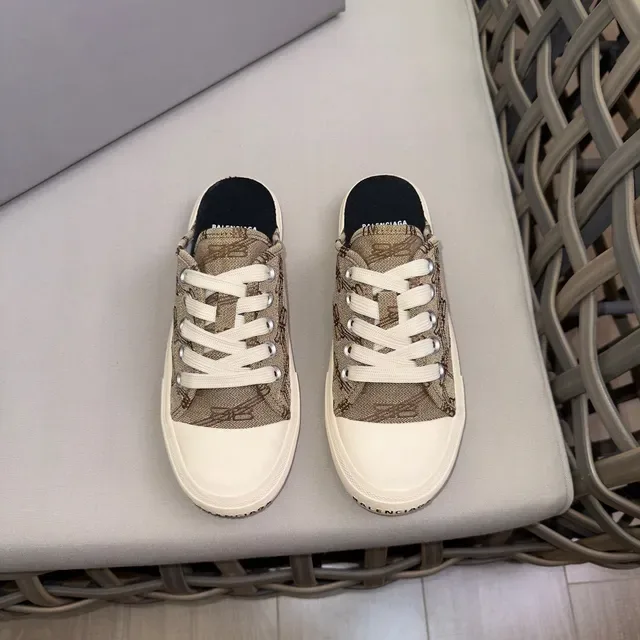 Zapatos casuales beige canvas con upper jacquard mule style talón abierto 2