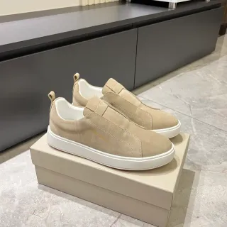 Zapatillas beige de ante slip-on con suela blanca