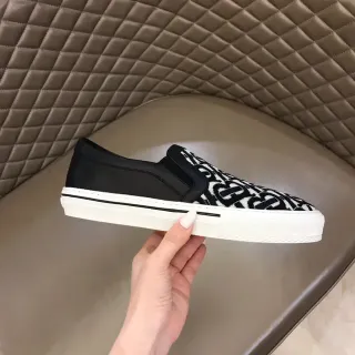 حذاء رياضي أسلوب حياة أسود وأبيض بمونوغرام سليب أون