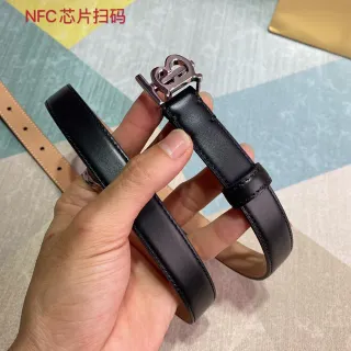 Cinto de couro preto bege estreito com fivela de metal polido