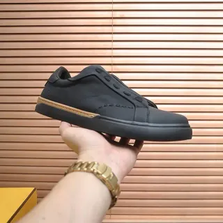 أحذية رياضية أسود وبيج slip-on كولار مطبق