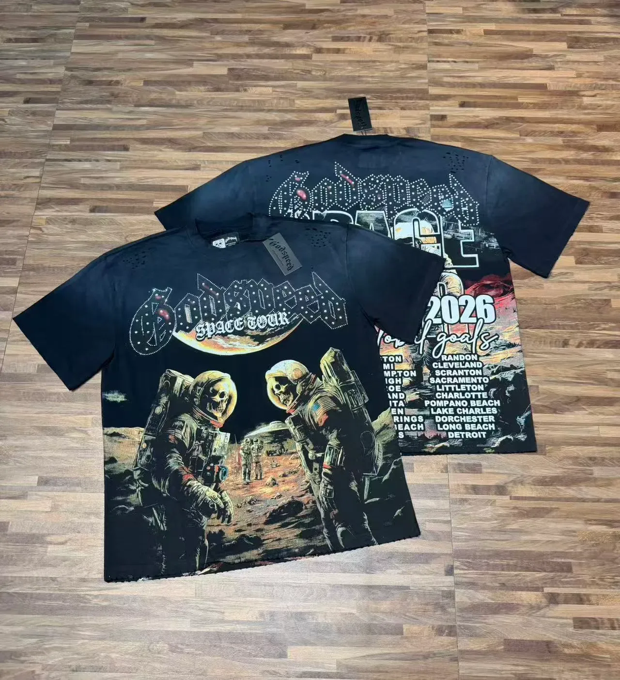 Camiseta preta e azul com estampa gráfica desgastada e ombros perfurados 2