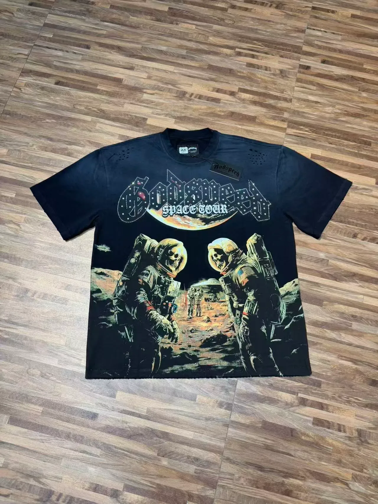 Camiseta preta e azul com estampa gráfica desgastada e ombros perfurados 3