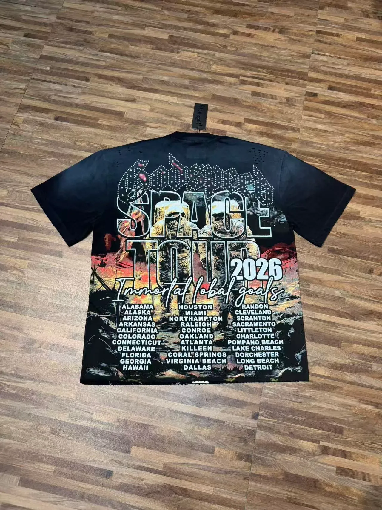 Camiseta preta e azul com estampa gráfica desgastada e ombros perfurados 4