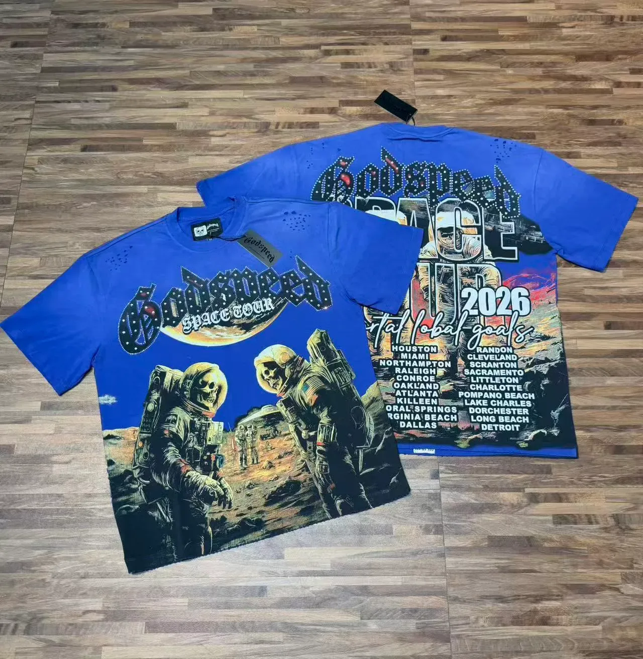 Camiseta preta e azul com estampa gráfica desgastada e ombros perfurados 5