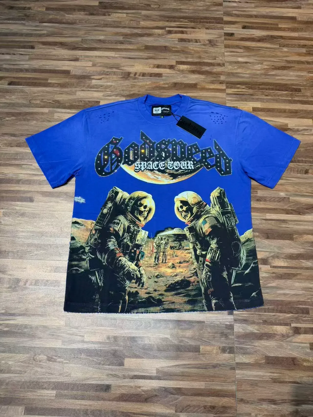 Camiseta preta e azul com estampa gráfica desgastada e ombros perfurados 6