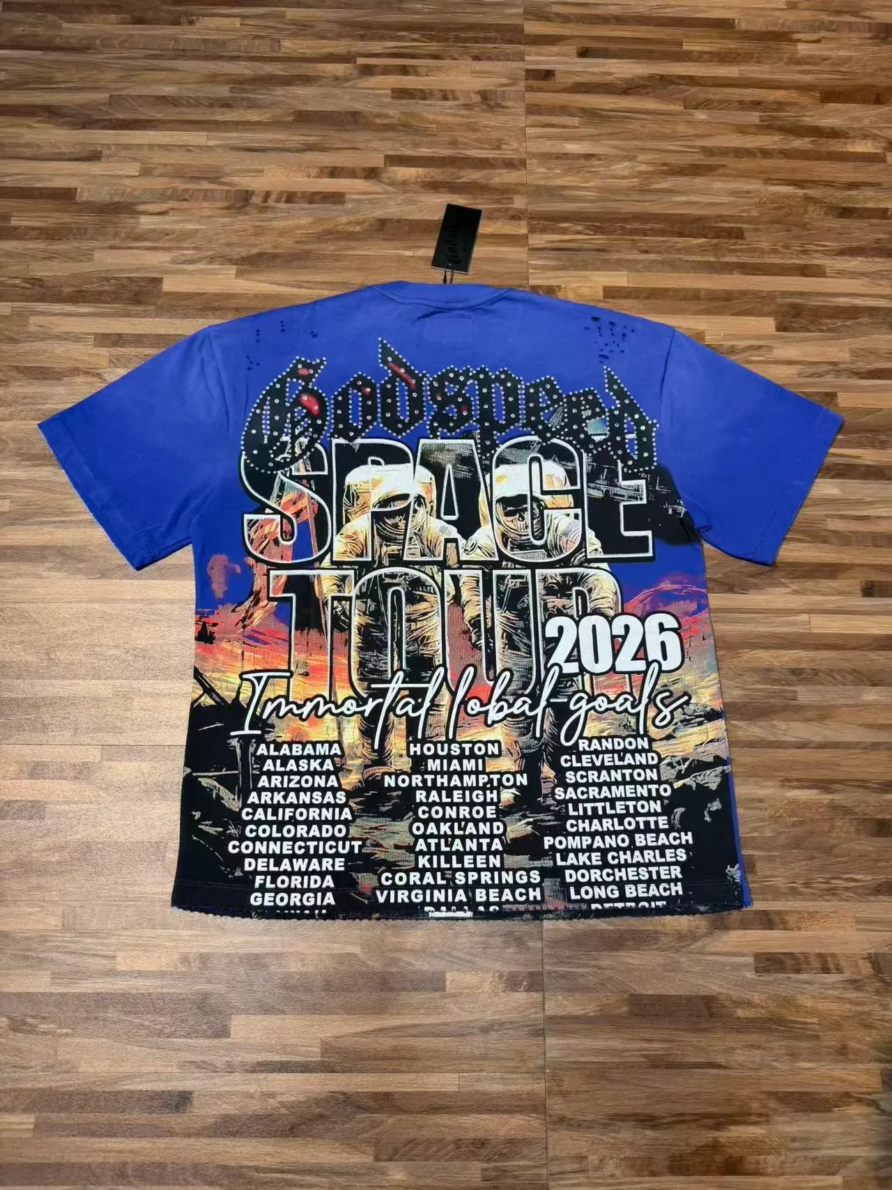 Camiseta preta e azul com estampa gráfica desgastada e ombros perfurados 7