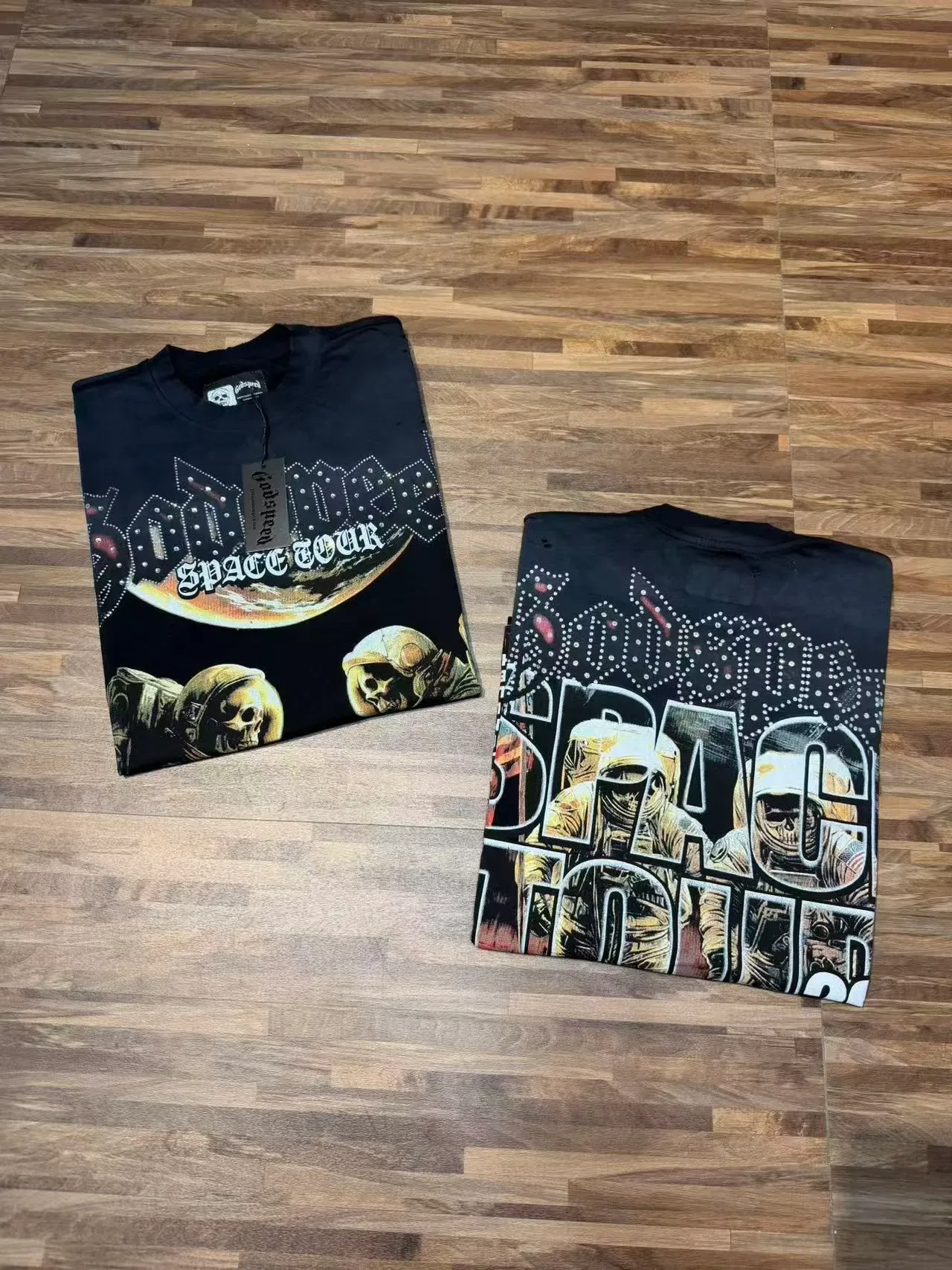 Camiseta preta e azul com estampa gráfica desgastada e ombros perfurados 8