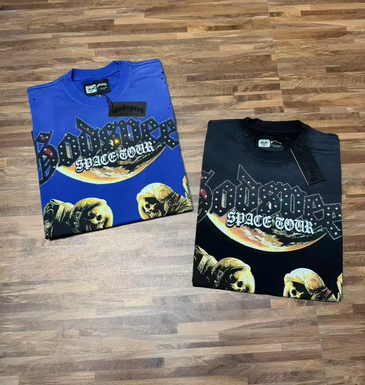 Camiseta preta e azul com estampa gráfica desgastada e ombros perfurados 9