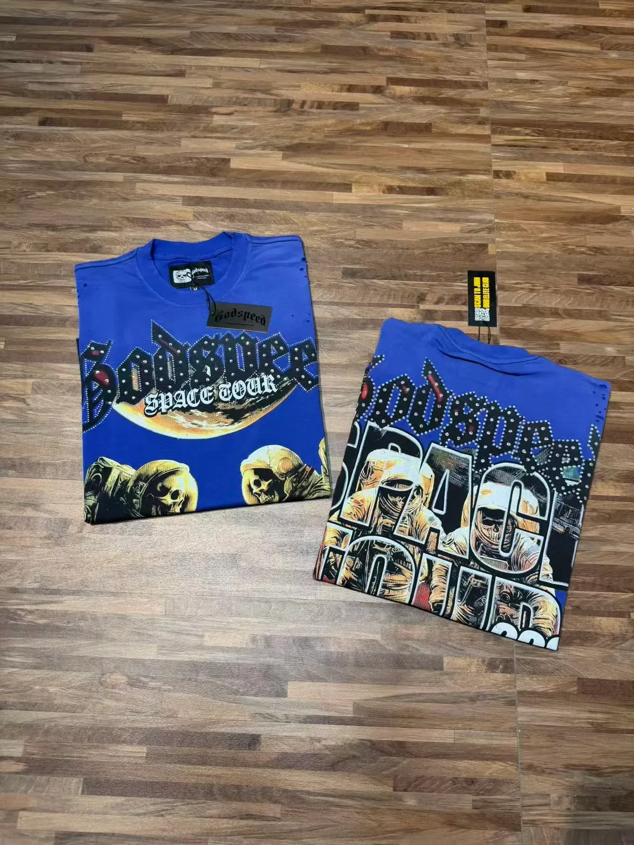 Camiseta preta e azul com estampa gráfica desgastada e ombros perfurados 10