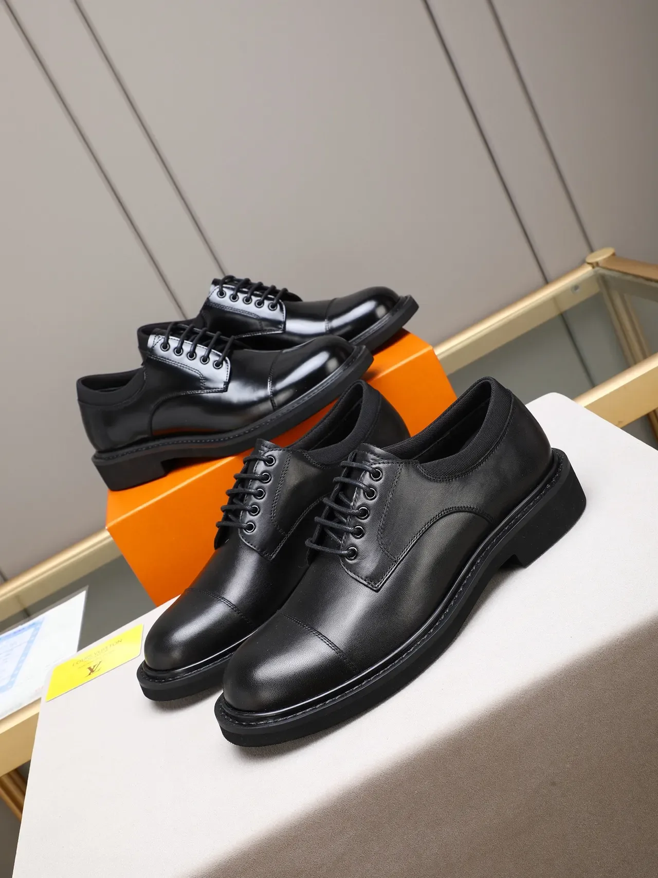Sapato Oxford de couro polido com bico de cap preto 2