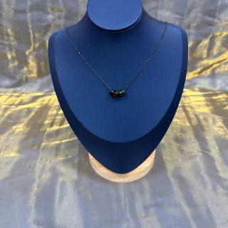Collar de colgante de cuentas negras en cluster