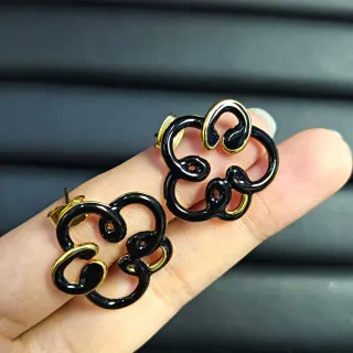 أقراط ستد بنمط سكرول في المينا الأسود واللون الذهبي