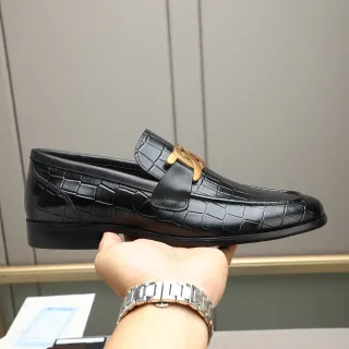 Mocasín de Cuero Negro con Hebilla de Oro y Correa de Crocodilo Embossado