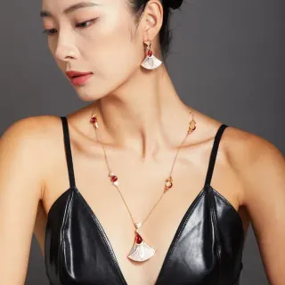 Collier pendentif en or noir en forme d'éventail avec pierres pavé-set