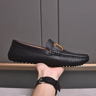 Mocasín de cuero granulado negro y dorado con hebilla