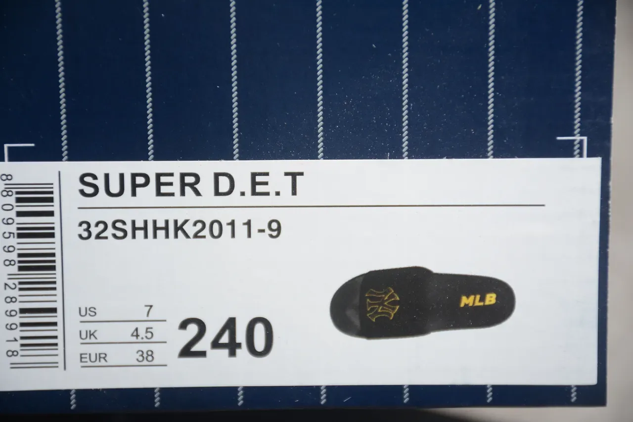 Chaussons noirs et dorés en matière synthétique avec logo 2
