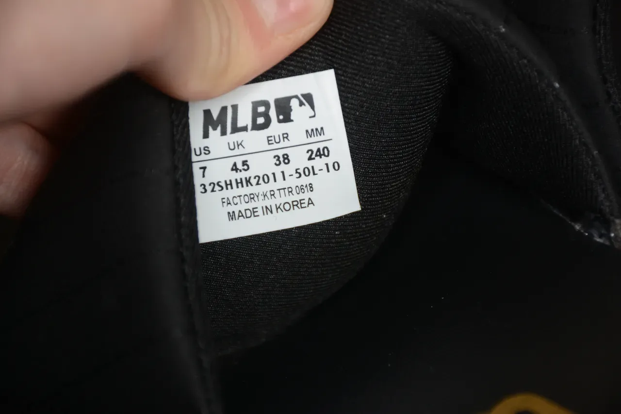 Chaussons noirs et dorés en matière synthétique avec logo 4