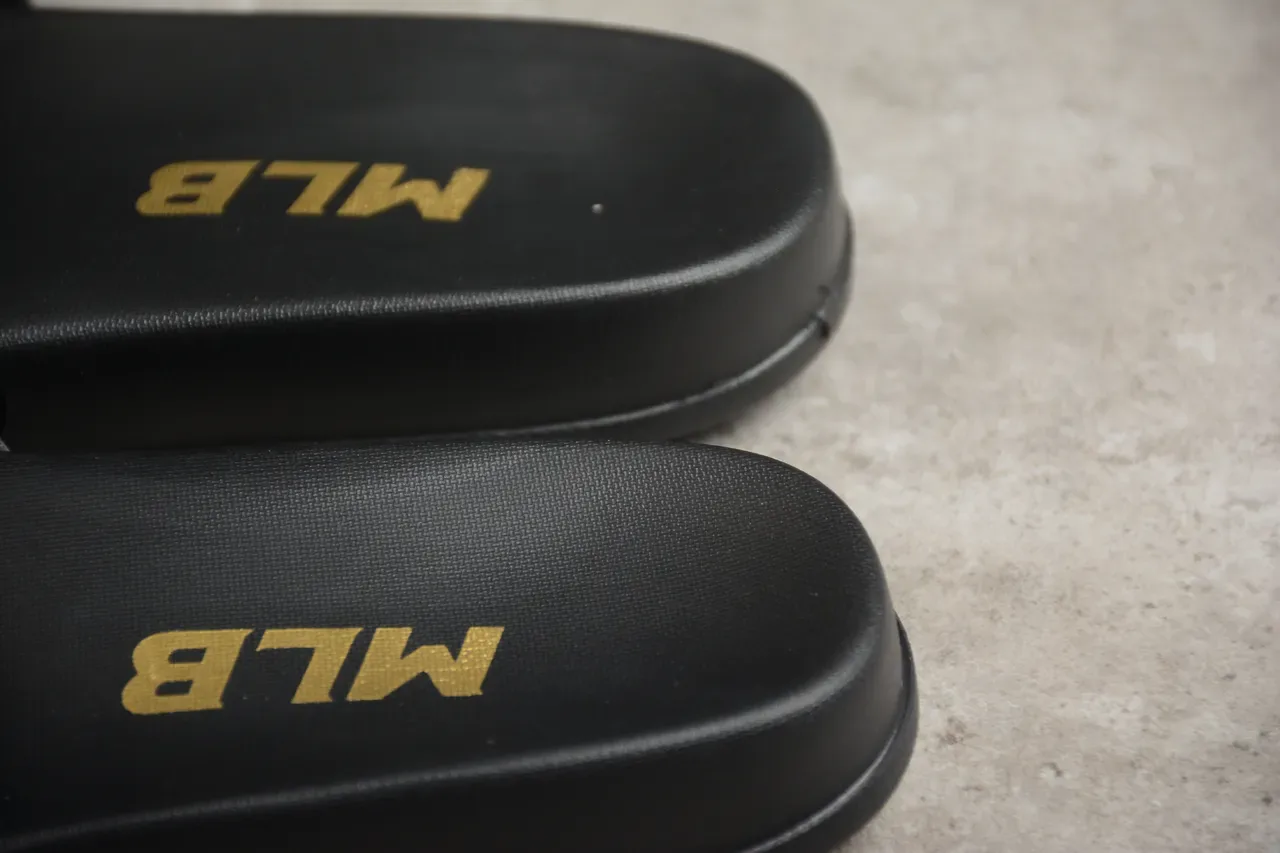 Chaussons noirs et dorés en matière synthétique avec logo 5