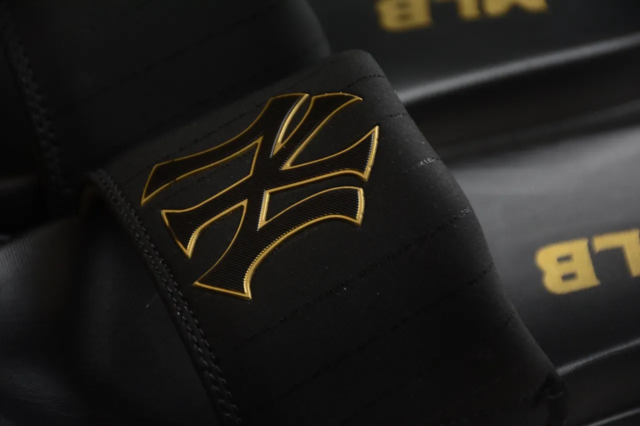 Chaussons noirs et dorés en matière synthétique avec logo 6