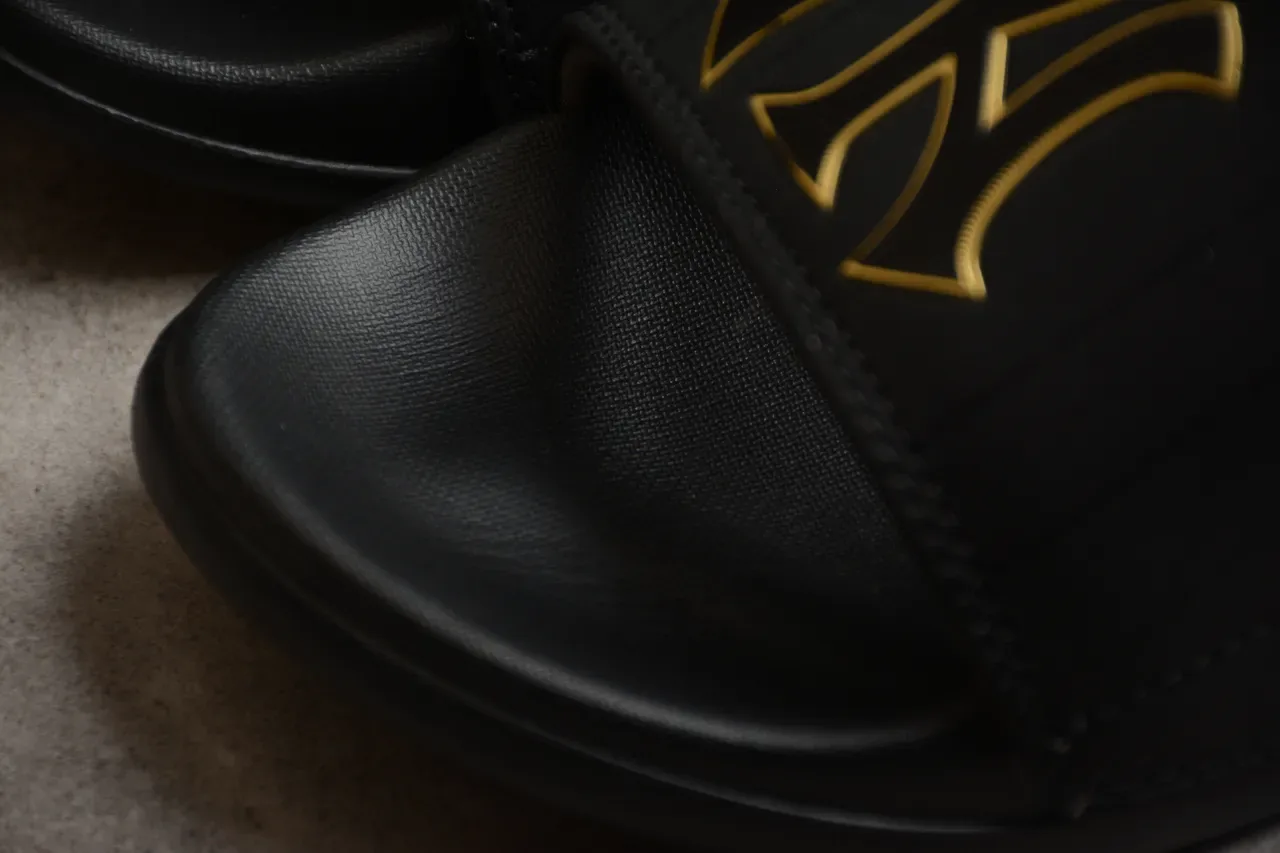 Chaussons noirs et dorés en matière synthétique avec logo 7