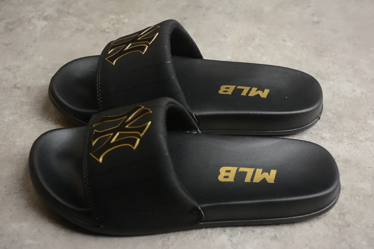 Chaussons noirs et dorés en matière synthétique avec logo 8