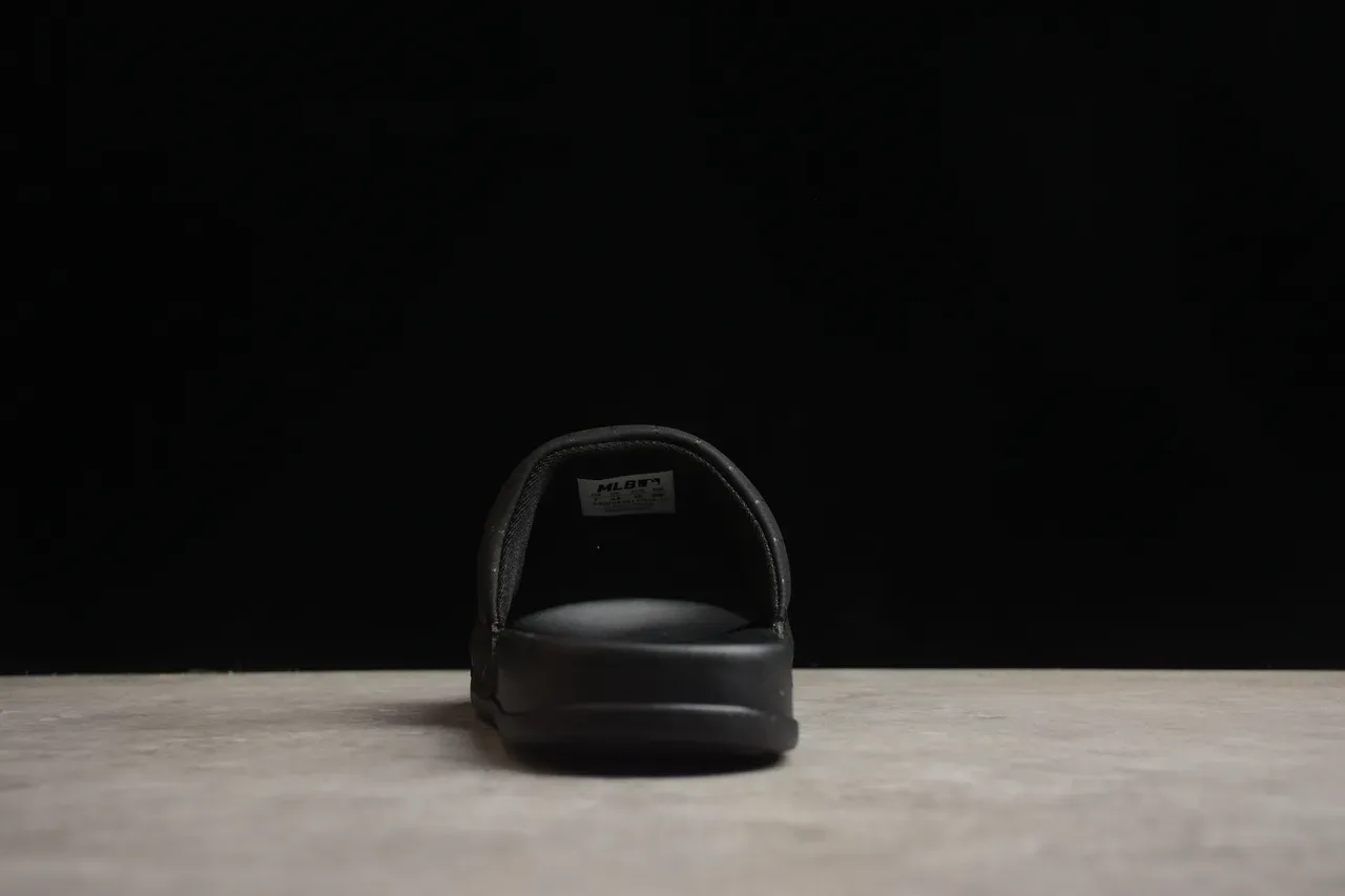 Chaussons noirs et dorés en matière synthétique avec logo 9